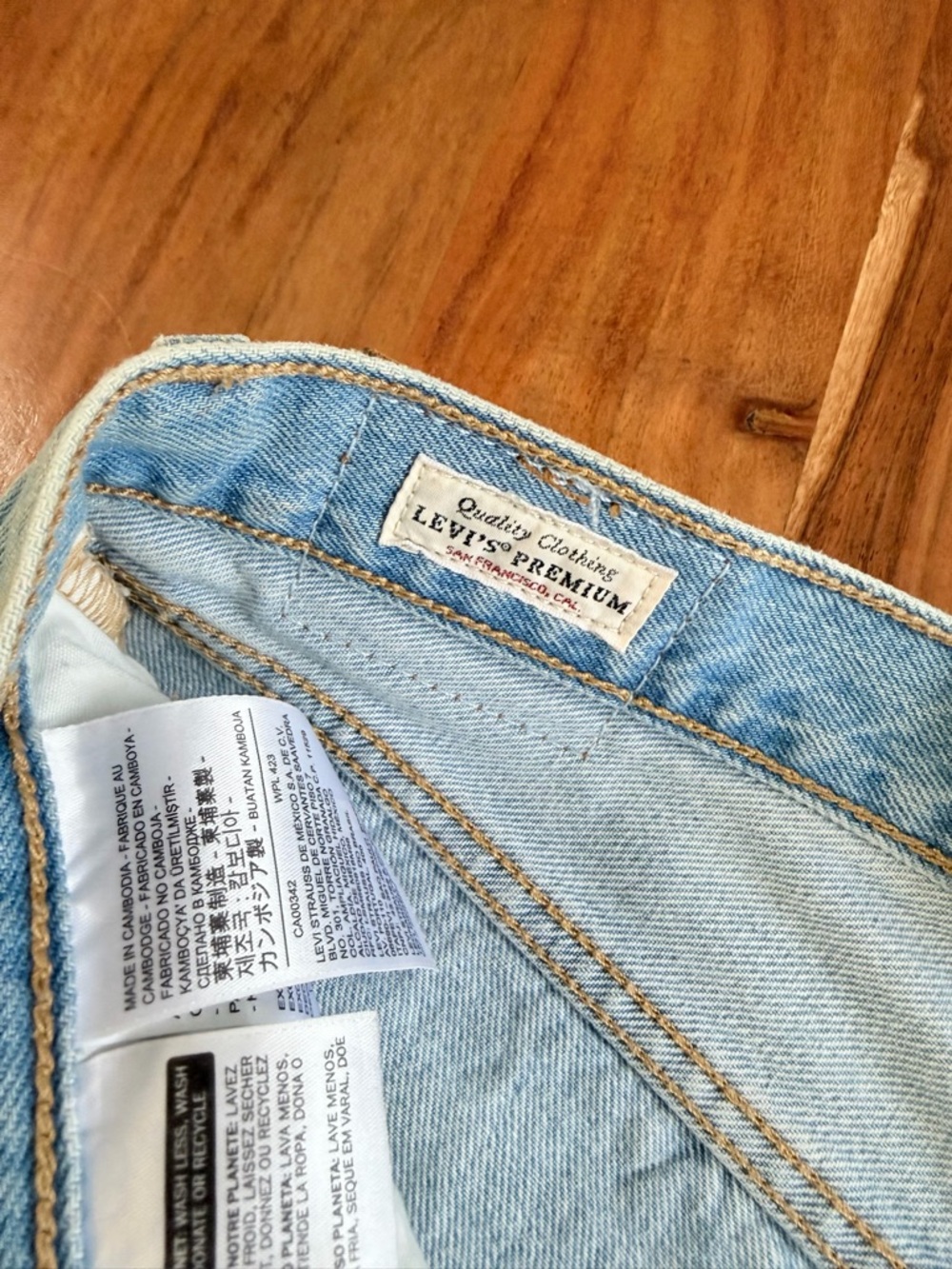 Rare vintage Levi’s Blue Distressed Denim Women’s Shorts size w29 - Picture 9 of 11